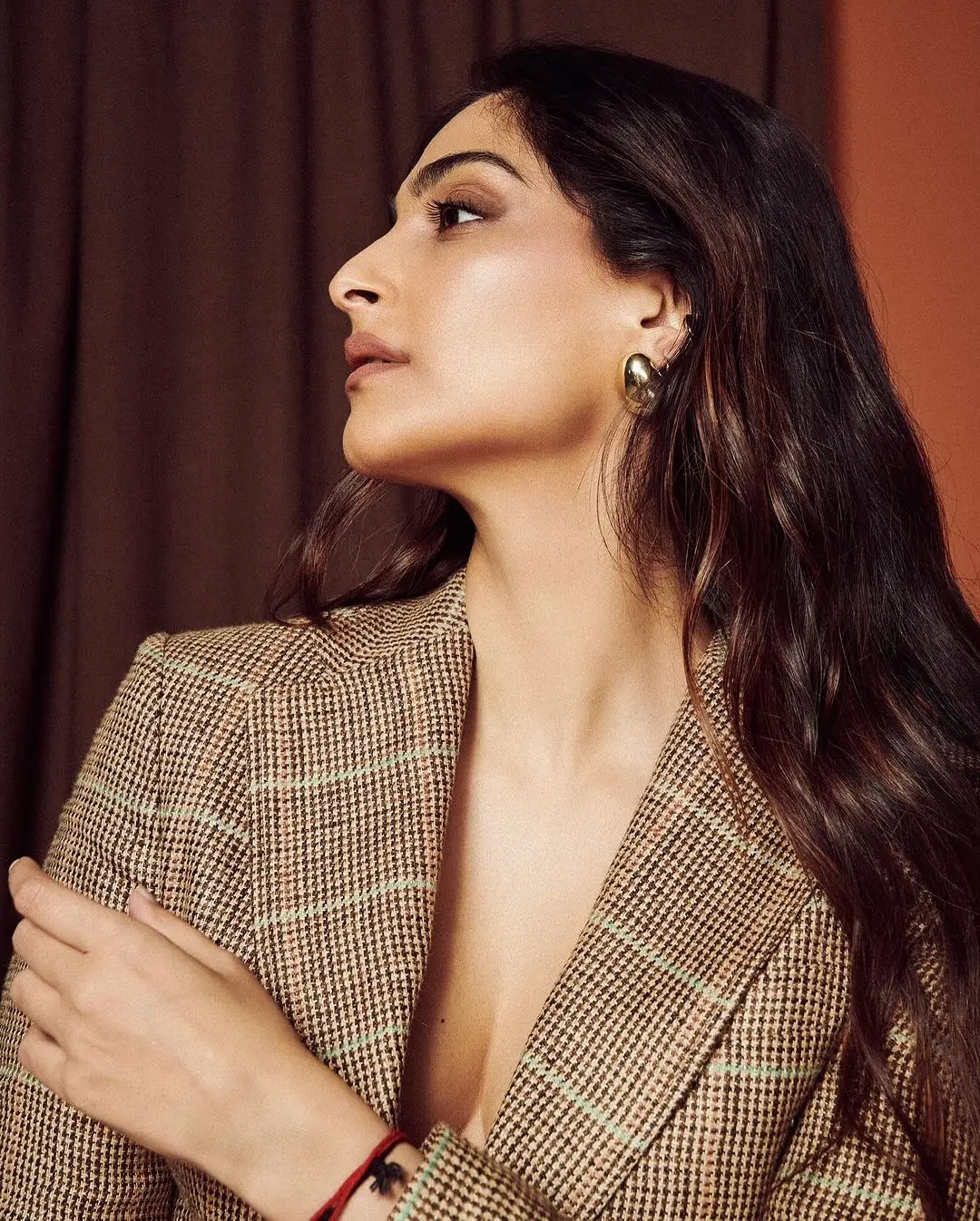 BOLLYWOOD ACTRESS SONAM KAPOOR PHOTOSHOOT IN GREY COAT AND PANT 2